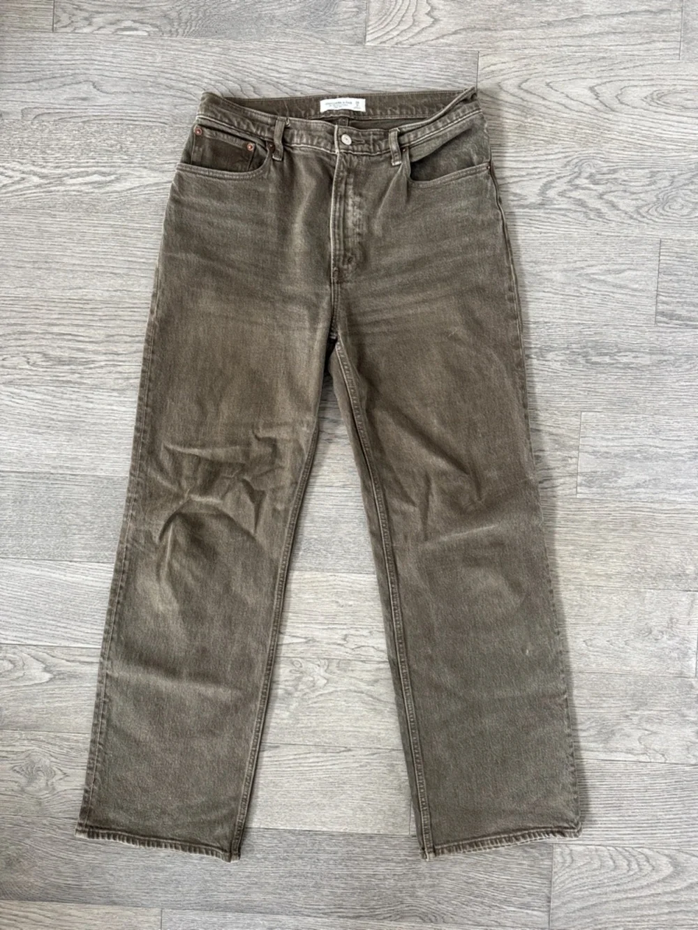 🌼ABERCROMBIE & FITCH🌼 90s Relaxed Jeans in Olive Brown, Size 28